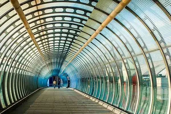 Enclosed glass walkway